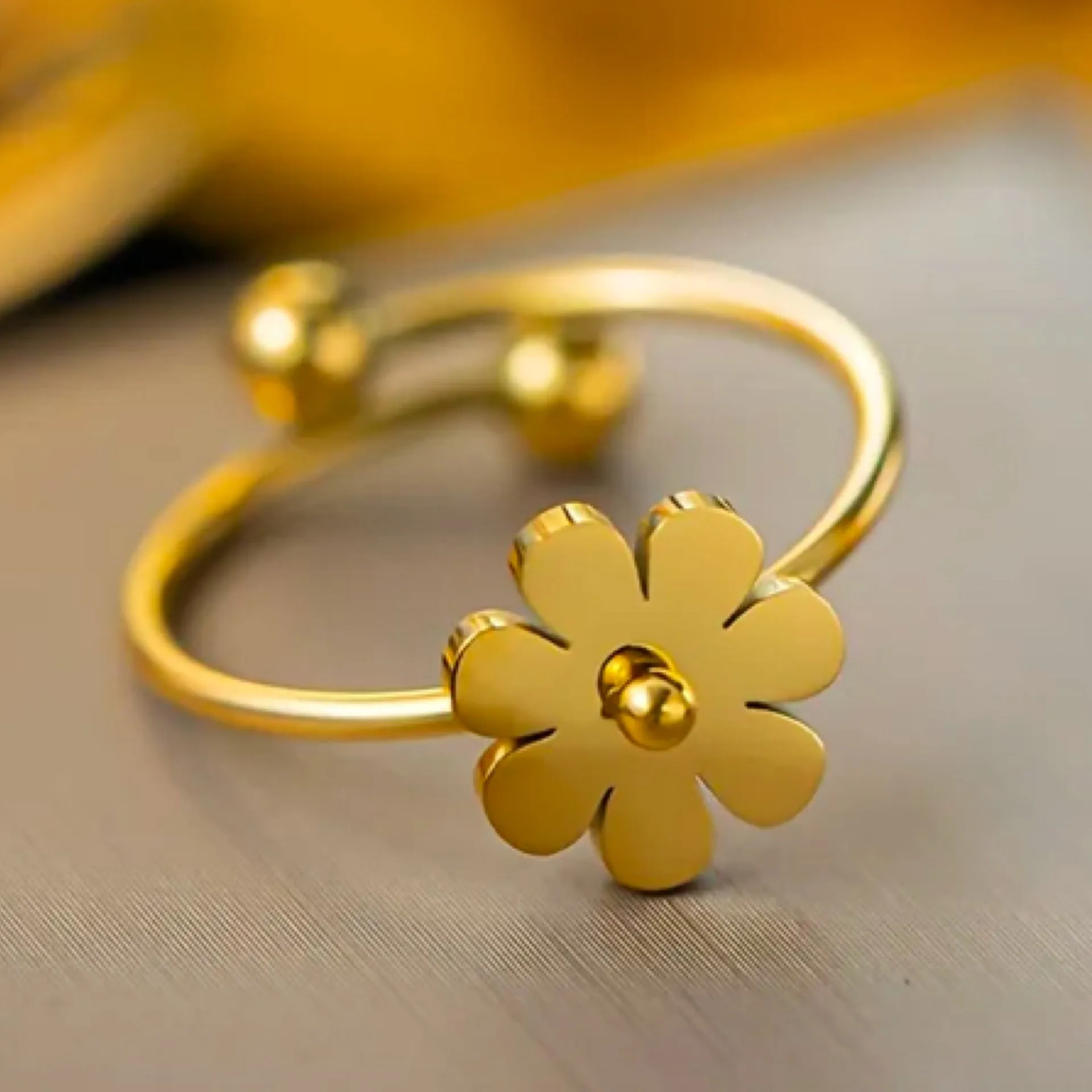 18k Gold Titanium Flower Ring