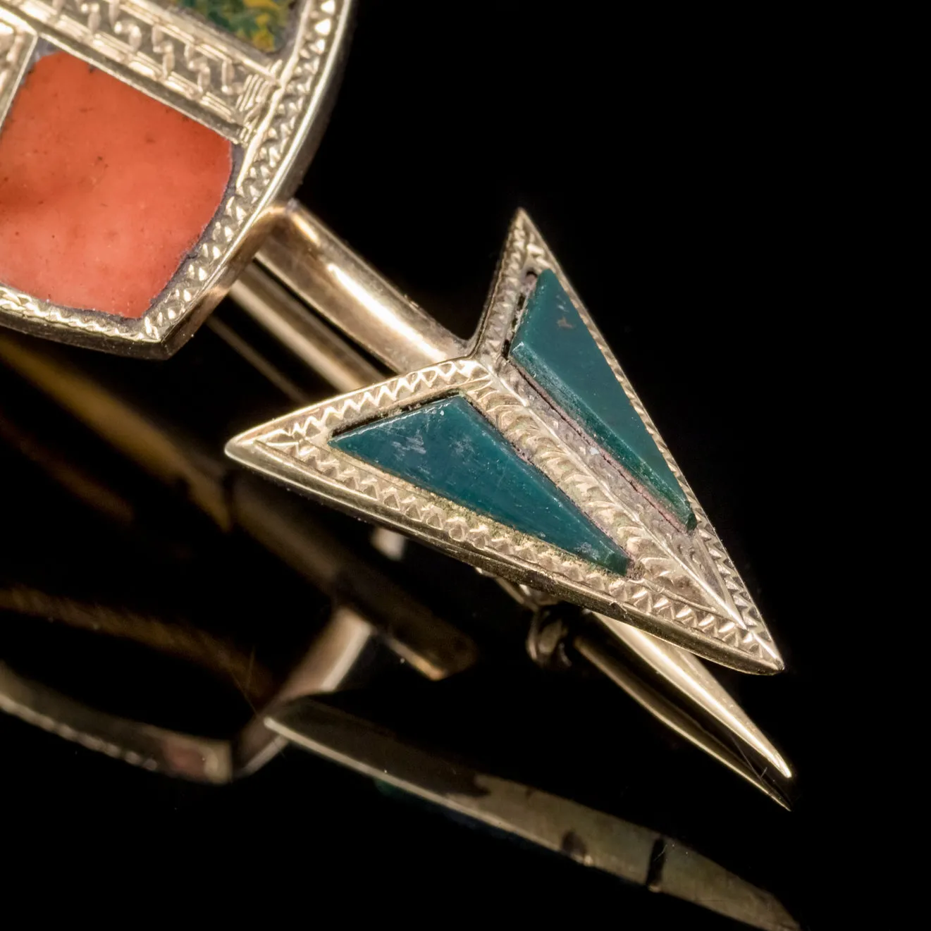 Antique Victorian Scottish Agate Arrow And Shield Brooch 18Ct Gold Circa 1860