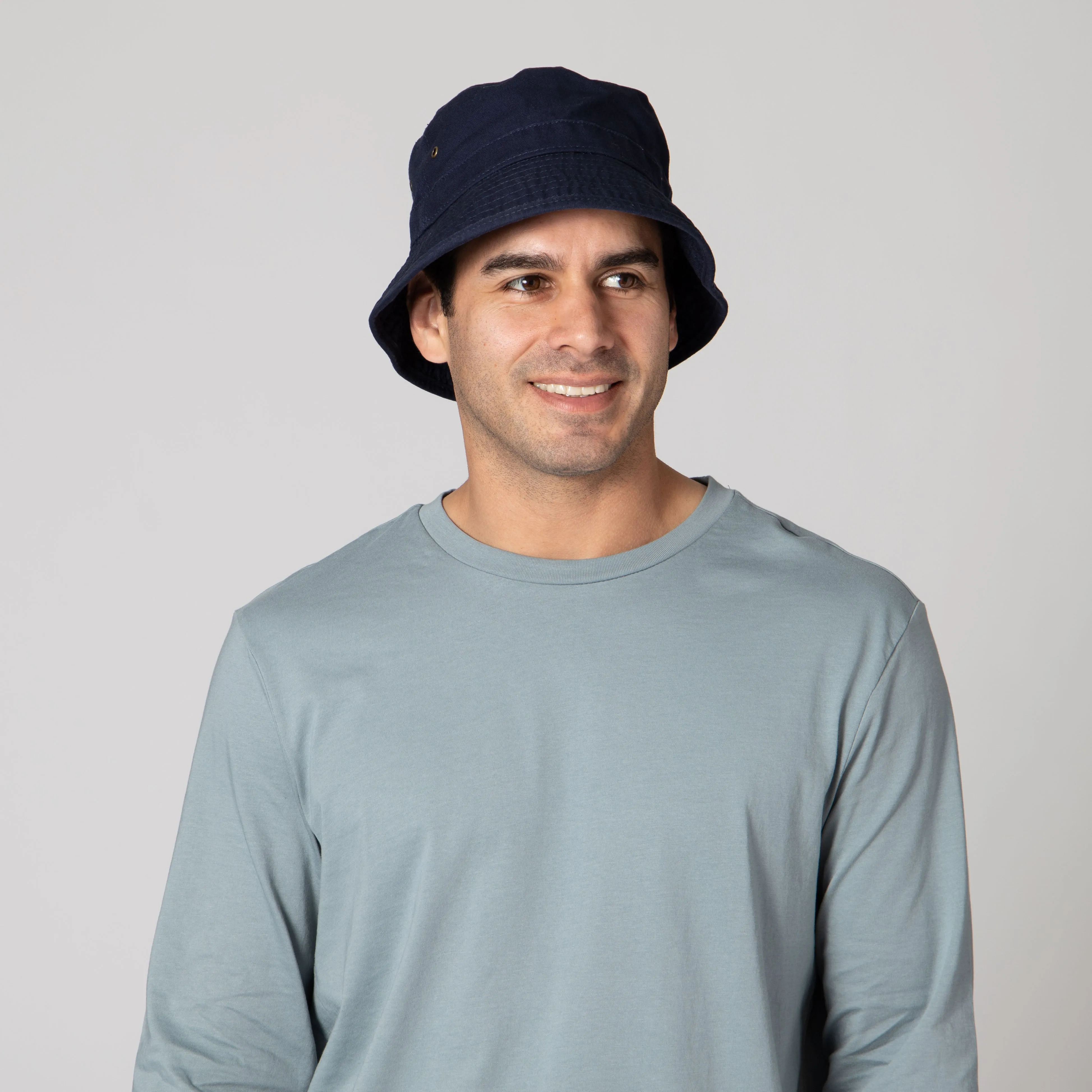 Men's washed cotton bucket with side grommets