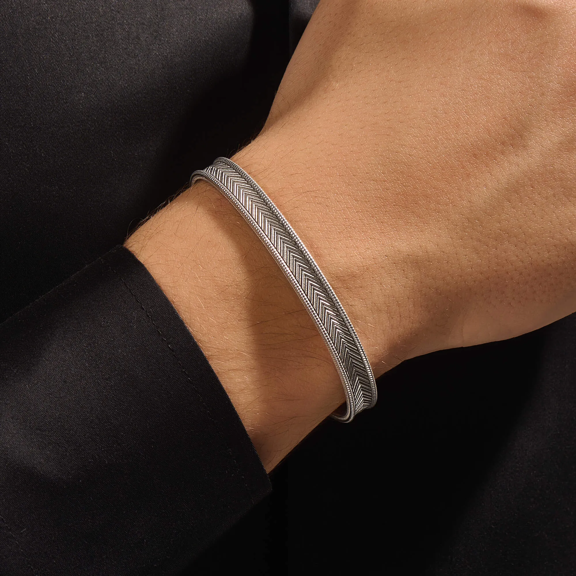 Signature Arrow Cuff in Silver